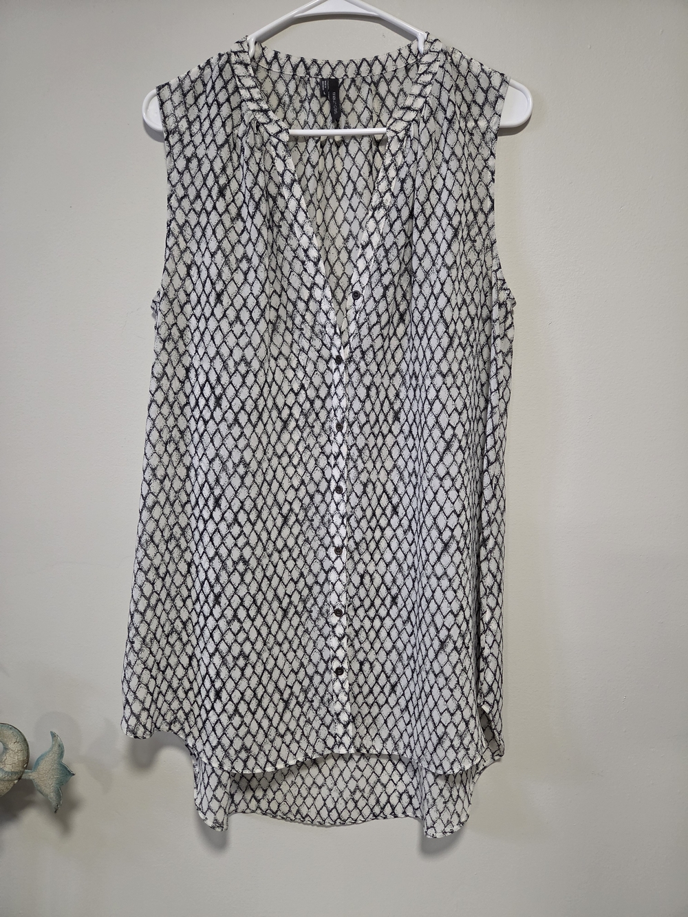 Maurices Sleeveless Black & White Patterned Button-Front Women’s Top
